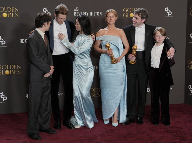 Bivšem dečku Taylor Swift puknula košulja dok je slavio na Globusima