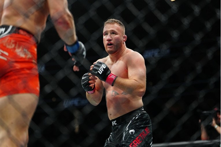 UFC nakon pet ludih rundi dobio novog prvaka. Amerikanac pobijedio Britanca