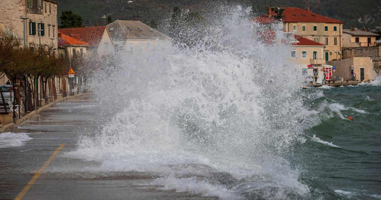 Jako jugo zahvatilo Kaštel Stari, fotografi snimili nestvarne prizore valova