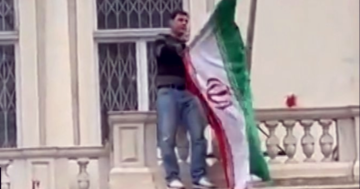 VIDEO Incident u Londonu: Skinuo zastavu s iranske ambasade