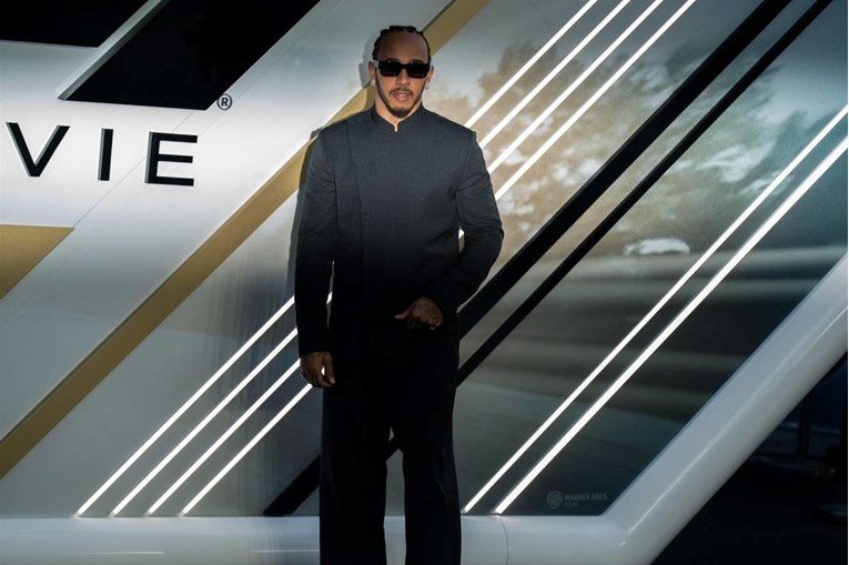 FOTO Viralan je Hamiltonov outfit za zadnju utrku. Ističe se sat od 1.3 milijuna eura