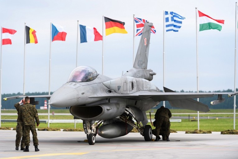 SAD prisilio Britaniju da prihvati isporuku F-16 borbenih aviona Argentini