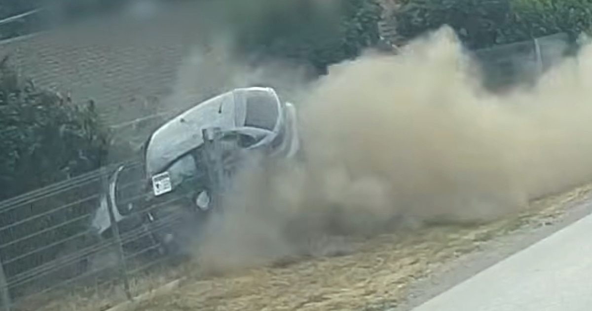 VIDEO U Mađarskoj pratio mladu vozačicu, izgurao auto s ceste pa pucao gumenim mecima