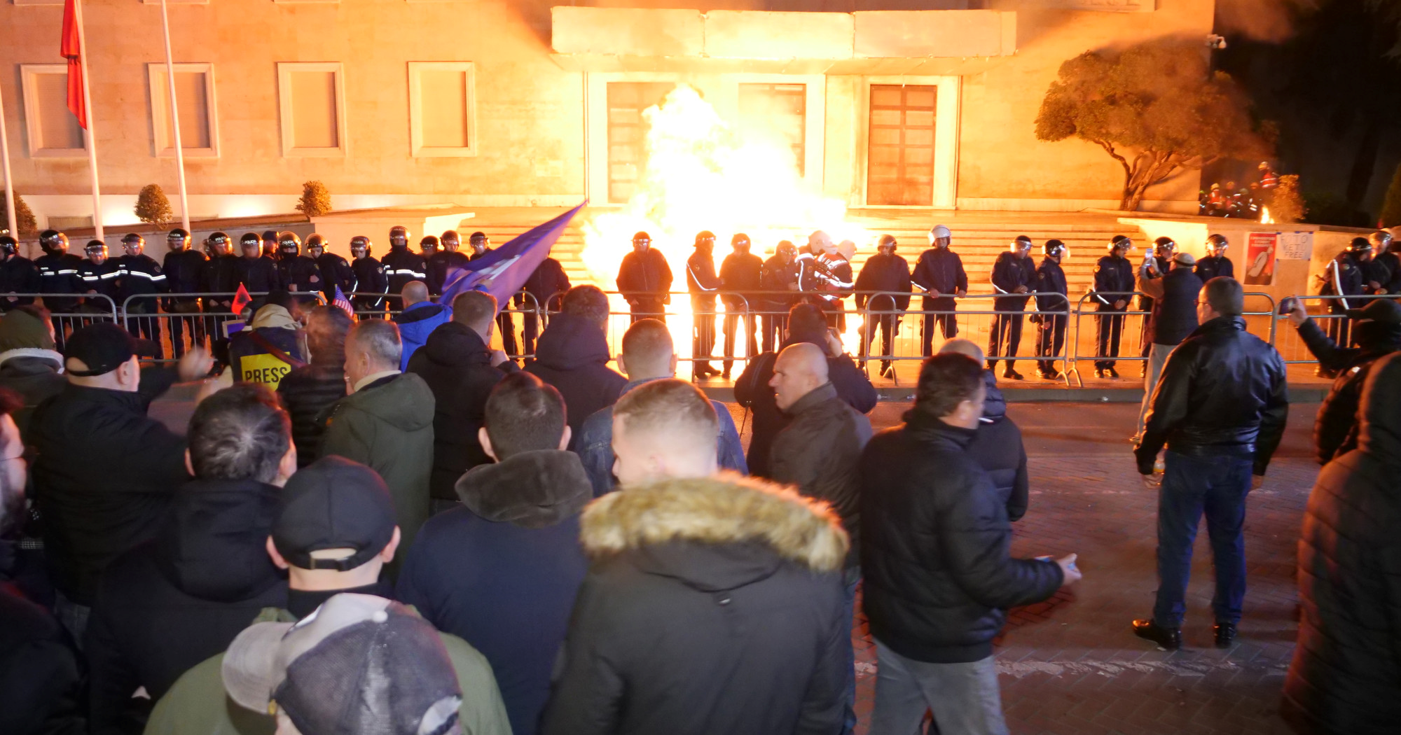FOTO Nasilni prosvjed u Tirani. Bacali Molotovljeve koktele na zgradu vlade