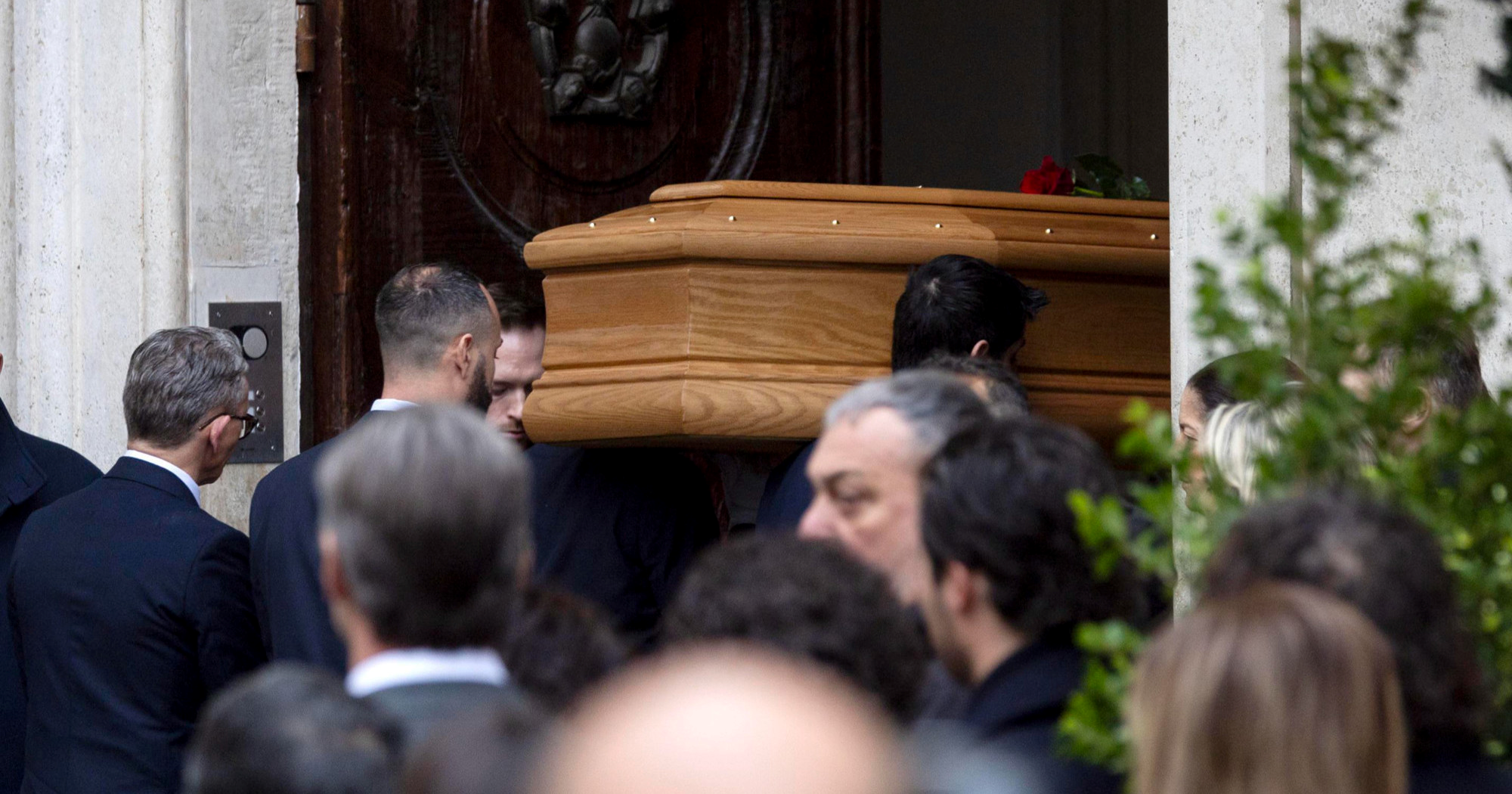 Izložen lijes Valentina Garavanija, ljudi se okupljaju kako bi odali počast