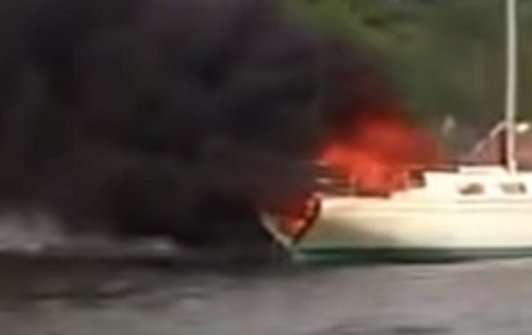 Kod Cresa u požaru broda poginuo čovjek, gorio auto u Lovranu: "Događaji su povezani"