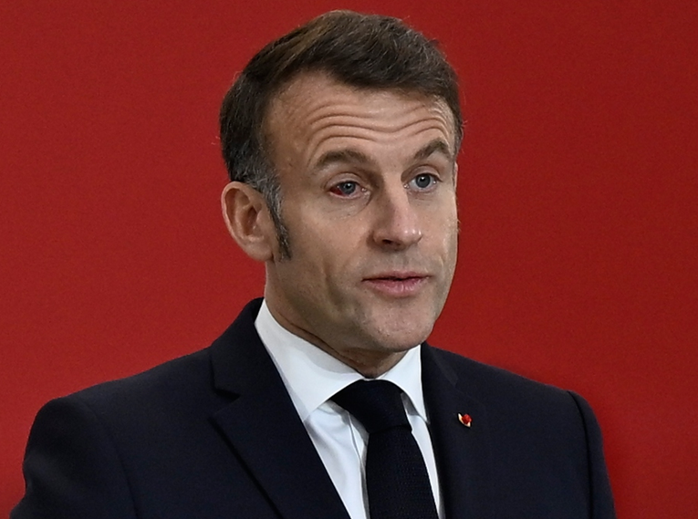 Macron se pred vojnicima pojavio s crvenim i natečenim okom