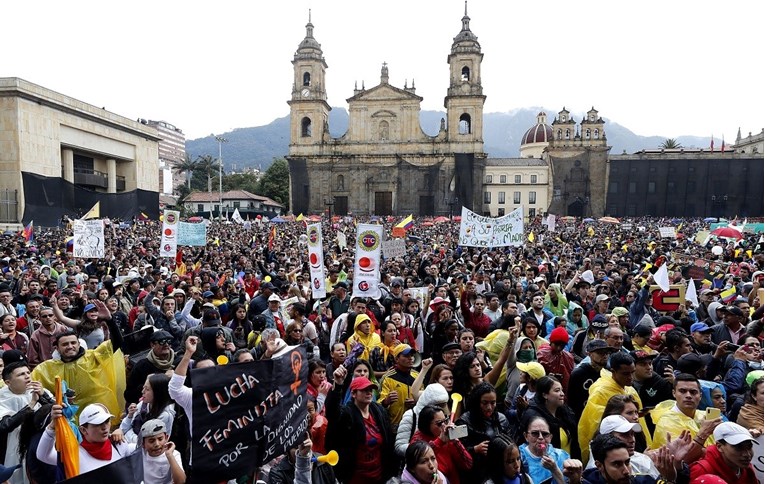 Stotine tisuća Kolumbijaca izašle na ulice, poginulo troje ljudi