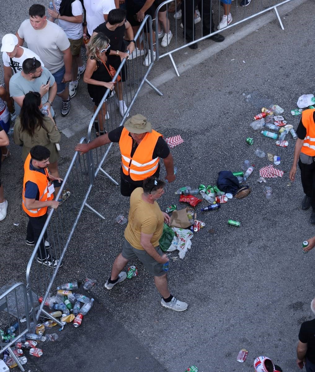 VIDEO Hrpe odbačenih boca i smeća ispred Hipodroma