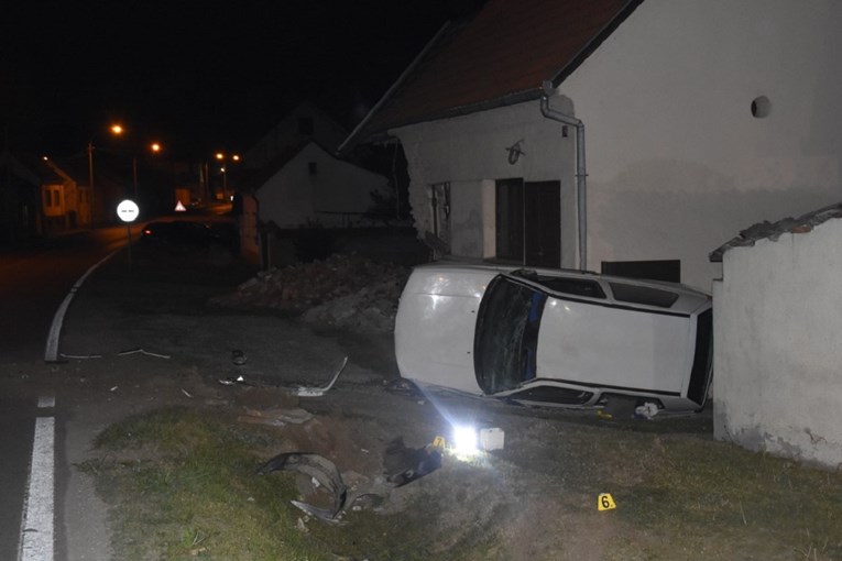 Mladi vozač se zabio Golfom u kuću kod Požege u koju je prije 2 godine udario kamion