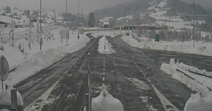 Zbog snijega u BiH zabranjen promet kamionima na brojnim cestama