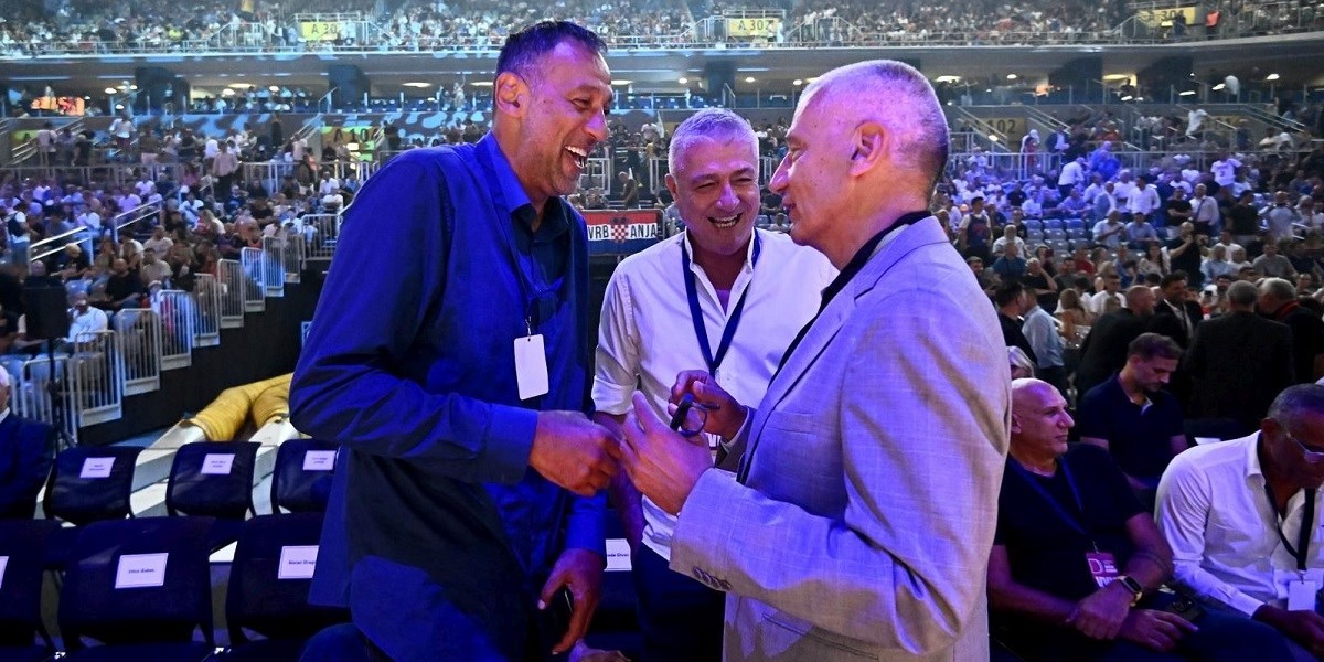 Divac dočekan zvižducima u Zagrebu. Aco Petrović ustao i tražio da prestanu