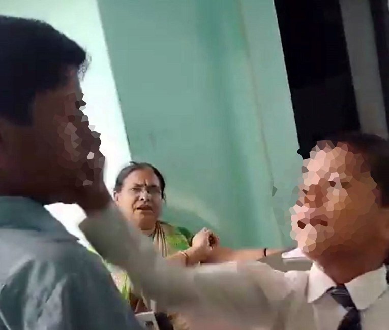 Bijes u Indiji zbog snimke: Učiteljica naredila učenicima da šamaraju muslimana (7)