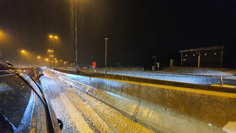 VIDEO Jako nevrijeme u Dalmaciji, led zabijelio ceste oko Splita 