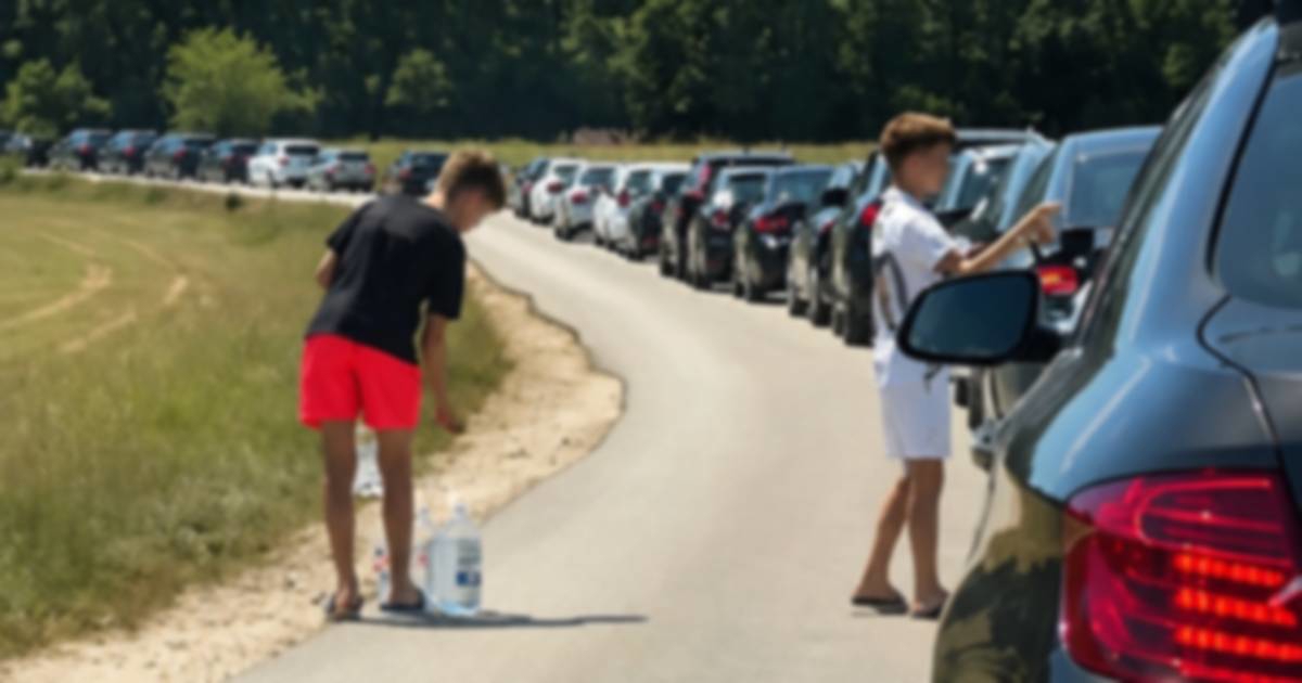 Dvojica dječaka u Vinjanima Gornjim nudila vodu vozačima u koloni, lajkale ih tisuće
