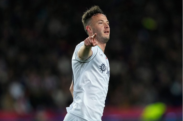 Dinamo ga je prodao za 3.5 mil. €. Odbio je Saudijce i Engleze da ostane u Napoliju
