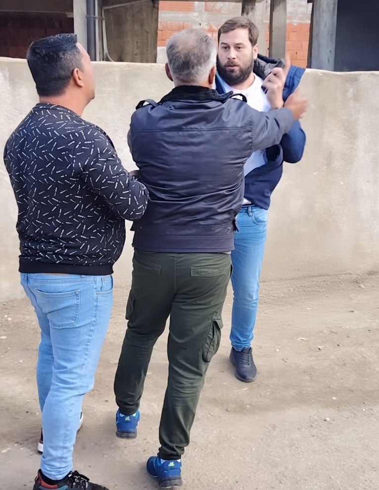 Brutalno napadnuti novinari u Srbiji. "Gađali nas kamenjem, policija nije reagirala"