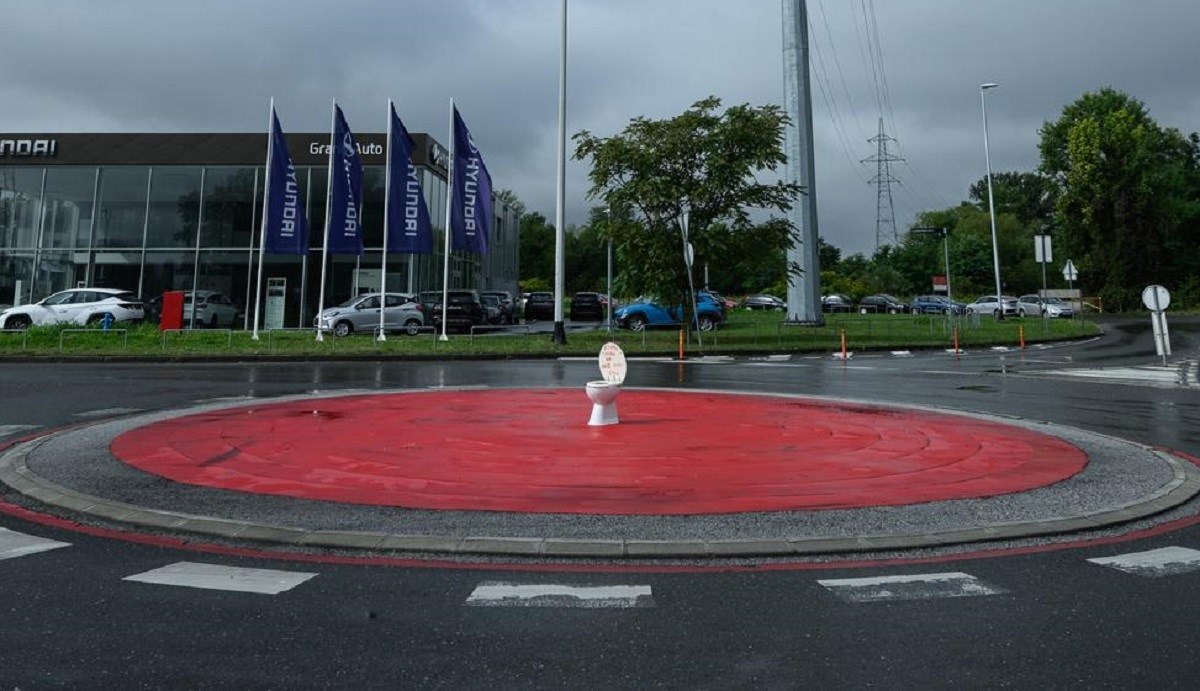 VIDEO Na kružnom toku u Zagrebu se pojavila WC školjka, pogledajte što piše na njoj