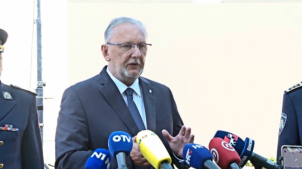 Božinović: U klubove na otvorenom moći će oni koji imaju covid-potvrde
