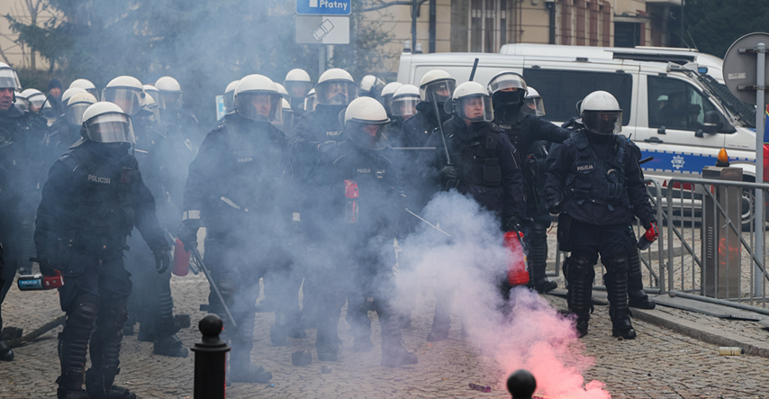 VIDEO Farmeri u Varšavi kamenjem i bocama napali policiju. Zapalili gume i lijes