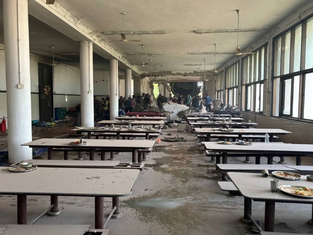 Avion s 244 osobe u Indiji se srušio na hostel u kojem su liječnici. Ima mrtvih