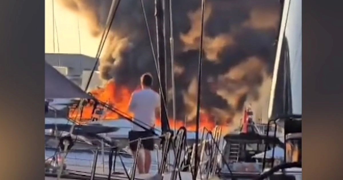 VIDEO Vatra guta luksuznu superjahtu u luci u Francuskoj