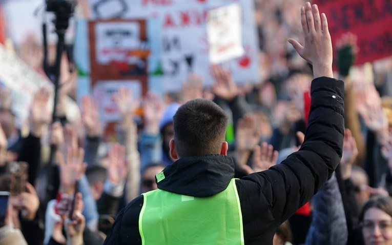 Europska povjerenica: Nasilje protiv prosvjednika u Srbiji ne smije se tolerirati