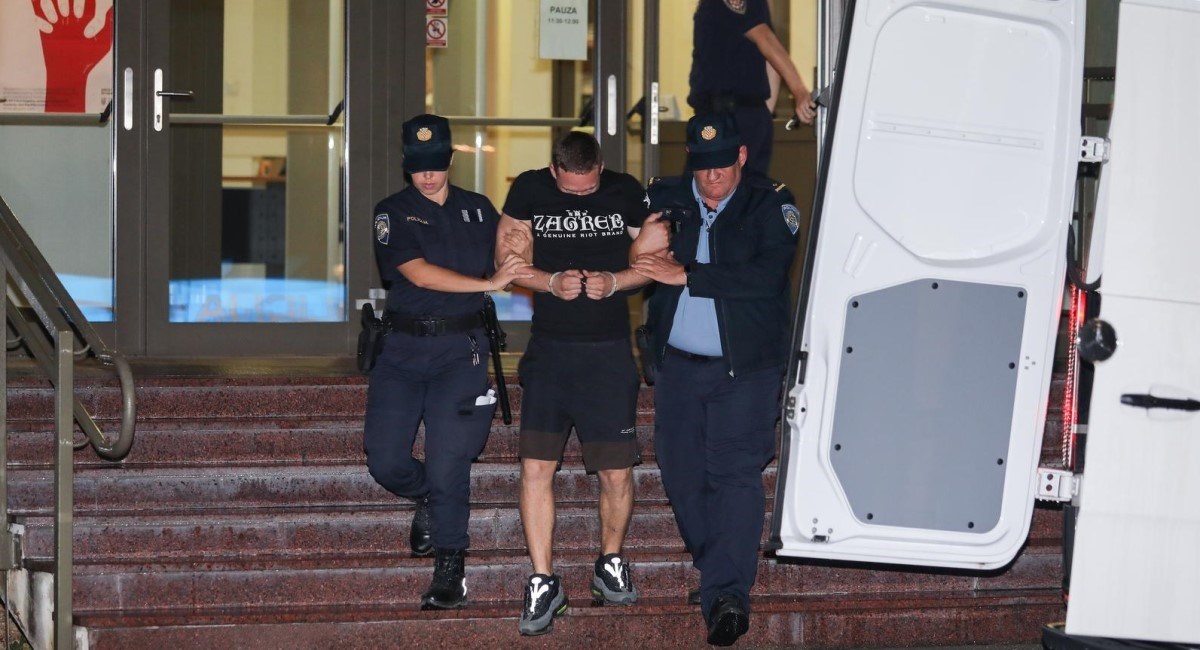 Jedan od privedenih navijača ispred Državnog odvjetništva u Velikoj Gorici.