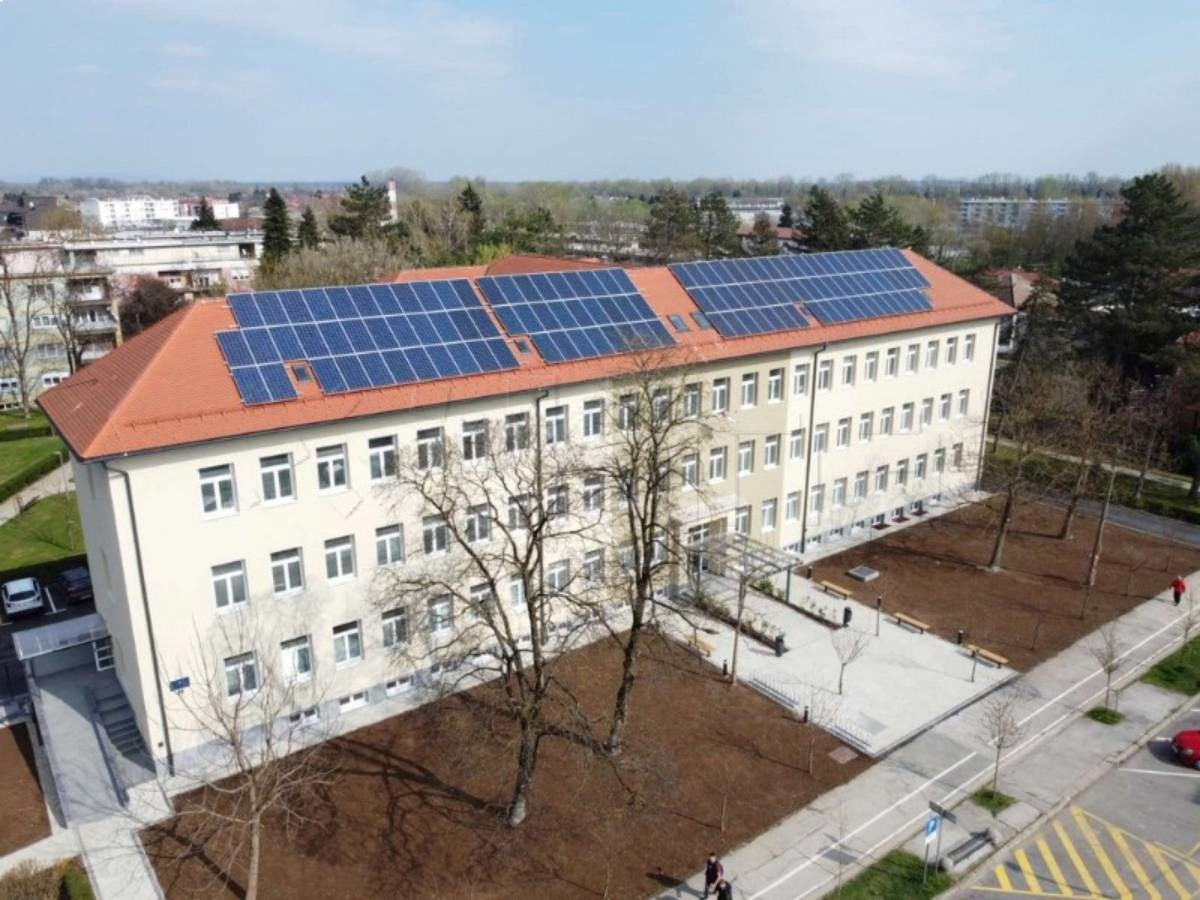 Na fotografiji obnovljeni Dom zdravlja u Sisku.