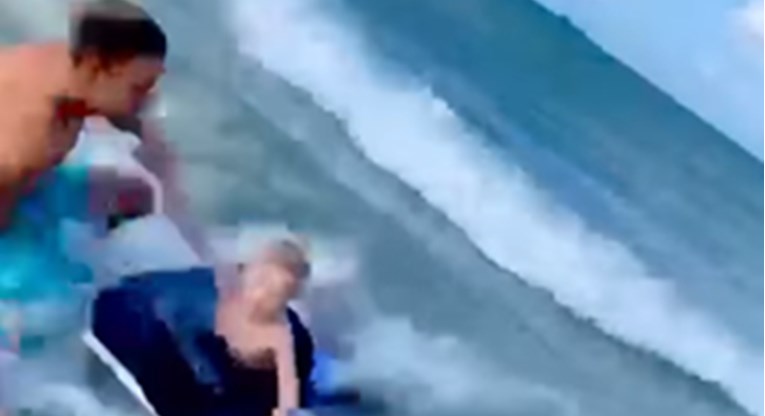 VIDEO Morski pas se približio dječaku na dasci, policajac brzo reagirao