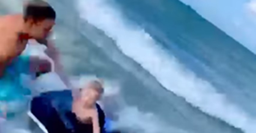 VIDEO Morski pas se približio dječaku na dasci, policajac brzo reagirao