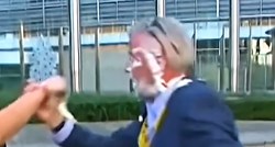 VIDEO Šefu Ryanaira dvije klimatske prosvjednice nabile tortu u glavu