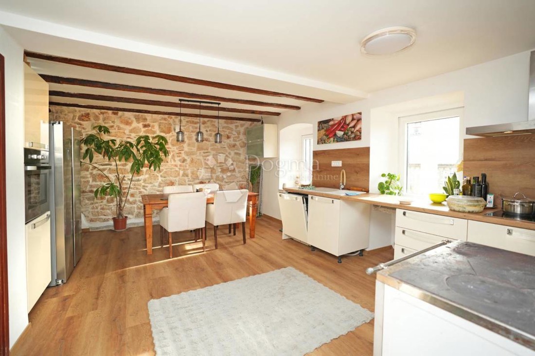 Dvije povezane kuće u Istri prodaju se potpuno namještene za 369.000 €, evo fotki