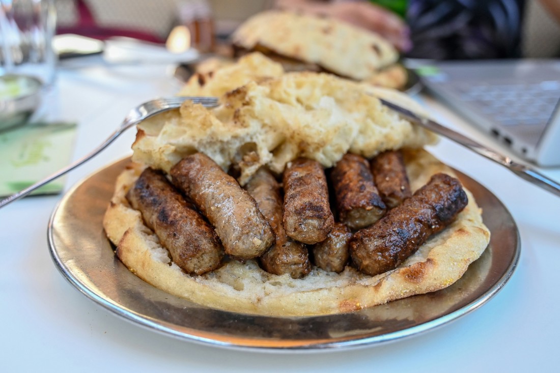 Skriven među skladištima Dallasa nalazi se restoran u kojem se jedu ćevapi i grah 