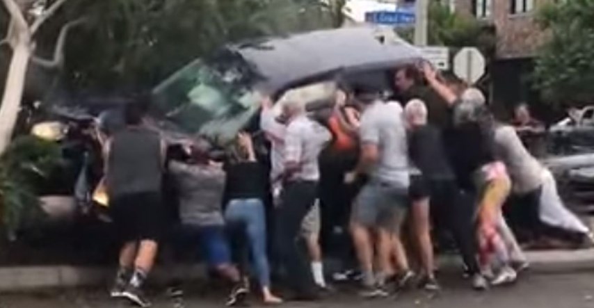 Potpuni stranci riskirali živote kako bi spasili osobu zarobljenu ispod auta