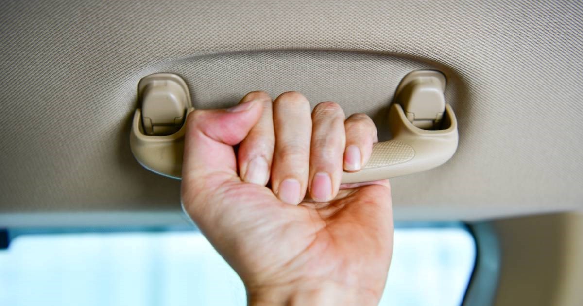 Znate li čemu stvarno služe ručke iznad prozora u automobilu?