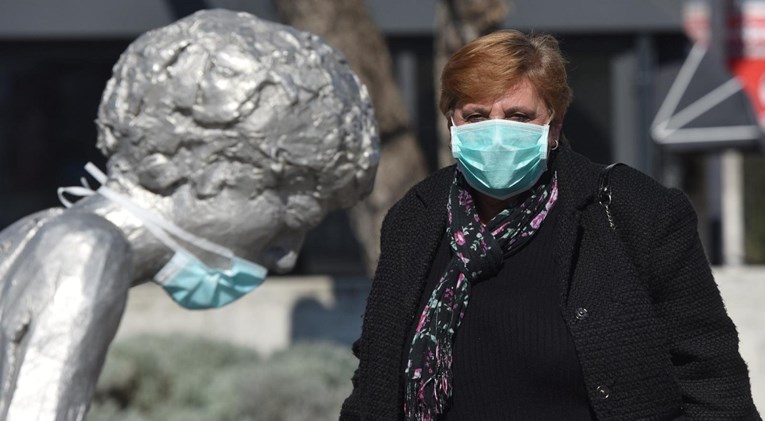 FOTO Spomenik Draženu Petroviću prilagodio se svijetu koji trese koronavirus