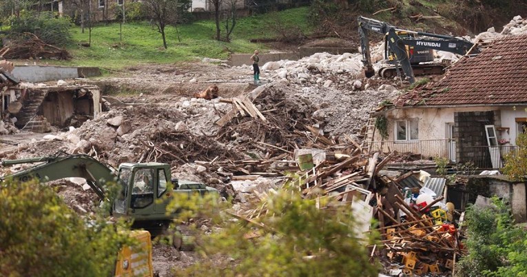 Dječak u Jablanici ostao bez roditelja, nađen ispod ploče od 2 tone. Oporavlja se