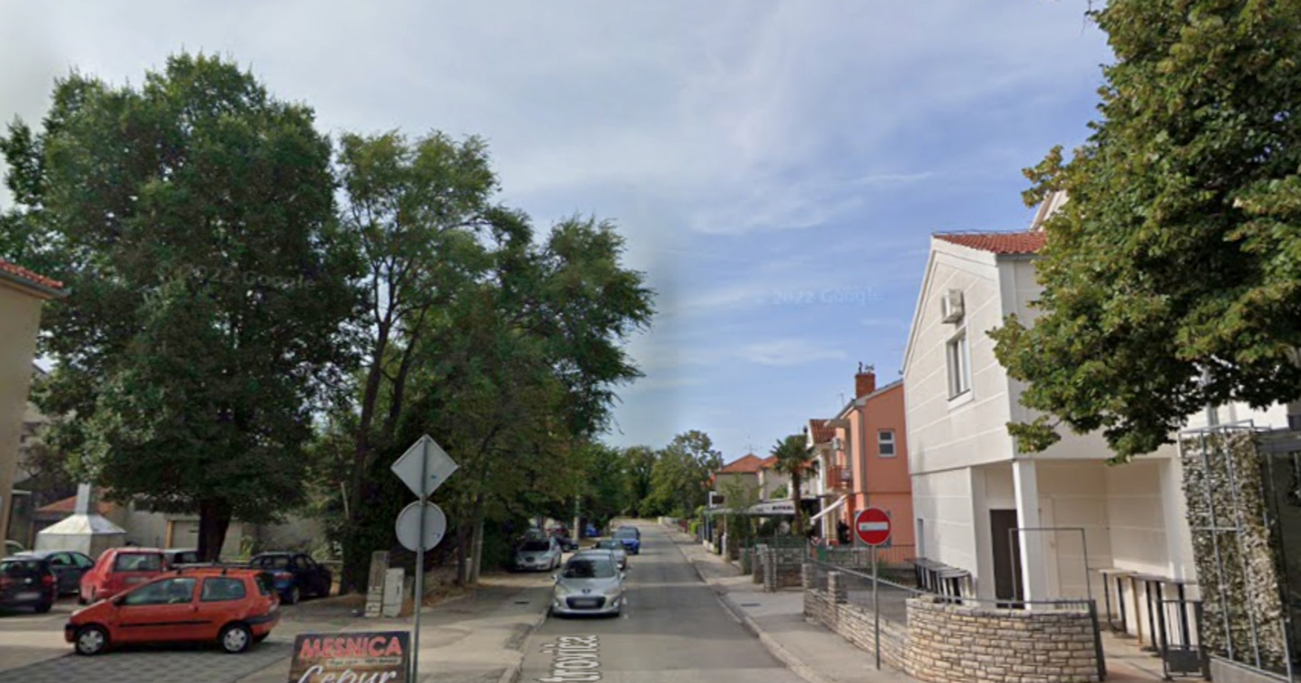 Muškarac u kafiću u Benkovcu prijetio elektrošokerom. Pokušao pobjeći policiji