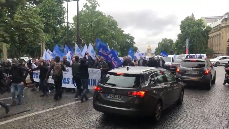 VIDEO Policija u Francuskoj prosvjeduje zbog zabrane zahvata gušenja