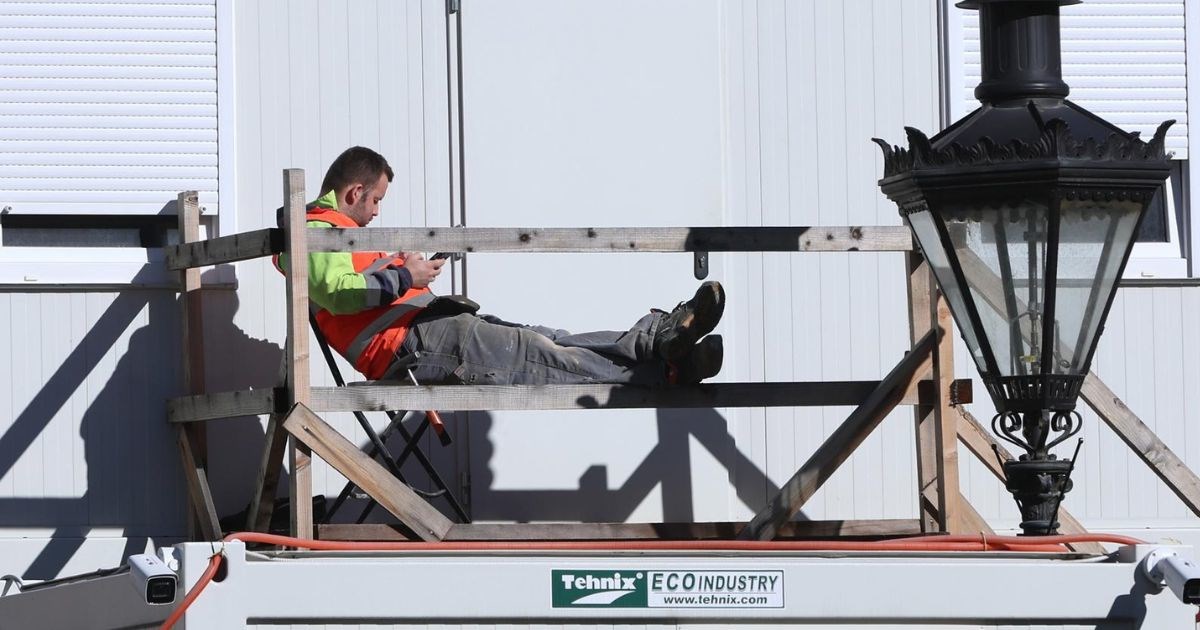 Radnik na Markovu trgu uzeo predah tijekom radova