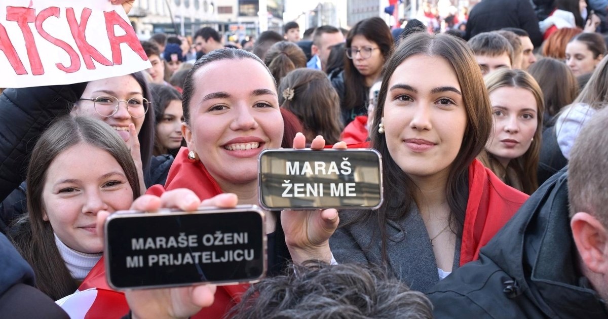 "Maraš, ženi me": Navijačica na Trgu nasmijala porukom za rukometaša