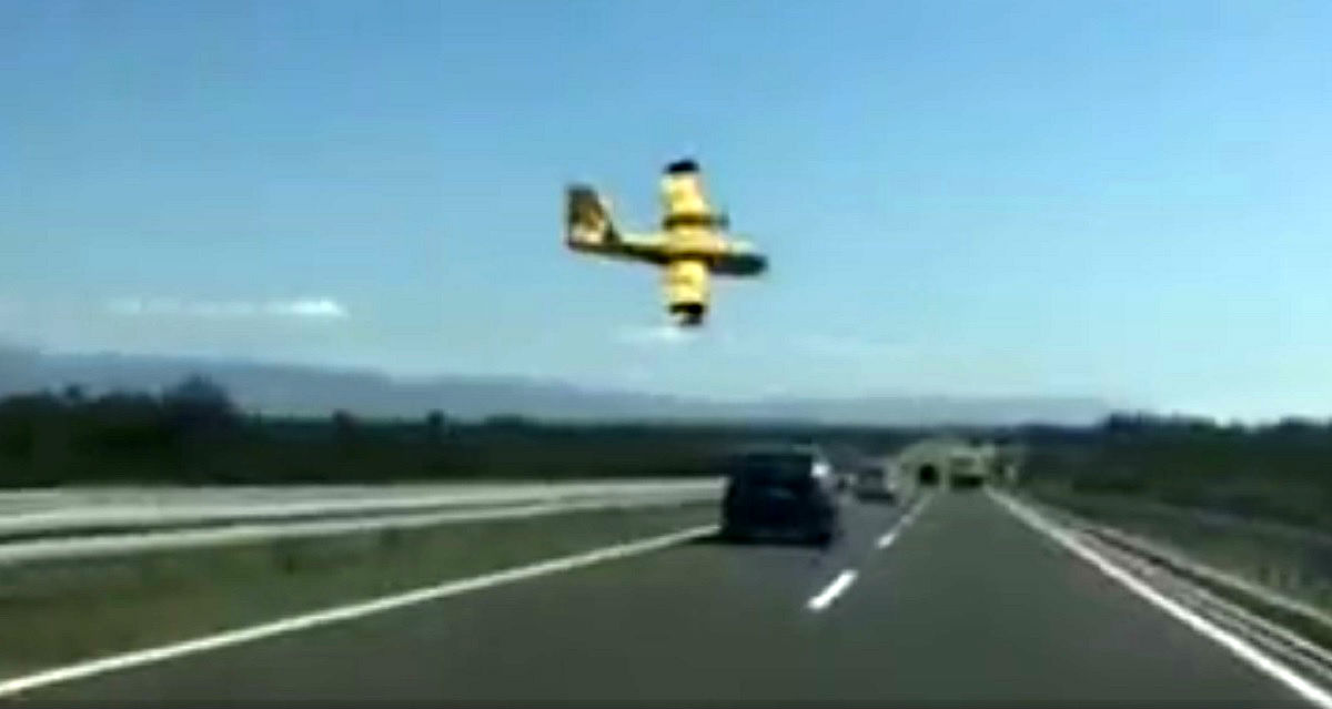 Kanader u niskom preletu iznad ceste kod Zadra, pogledajte snimku