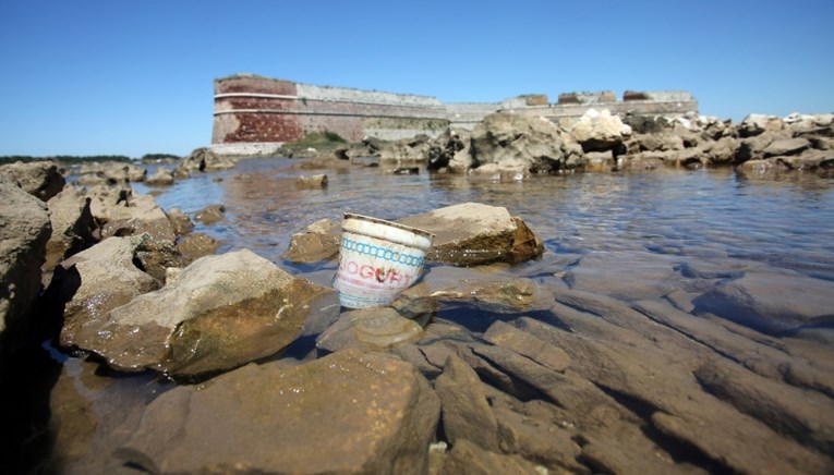 Kolinda, javi se: Tip u moru u Šibeniku pronašao čašicu jogurta iz Jugoslavije
