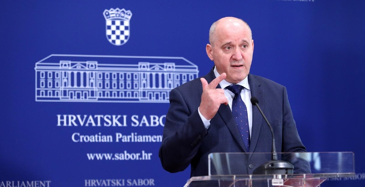 Bačić: Oporba se u koronakrizi pokrila poplunom pa ispod njega viri