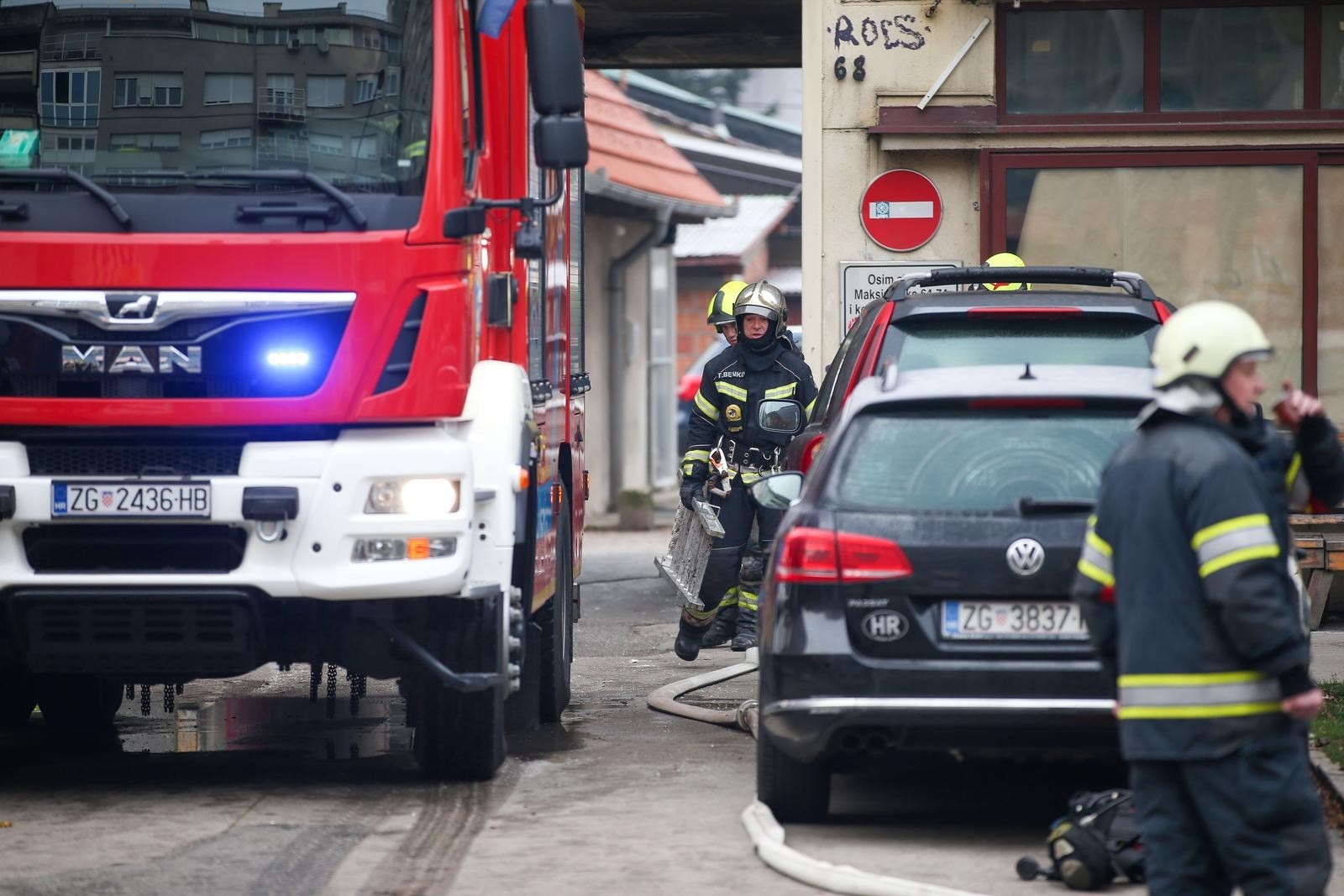 Požar u zagrebačkom Maksimiru, sukljao gust dim. Vatrogasci: Čule su se eksplozije