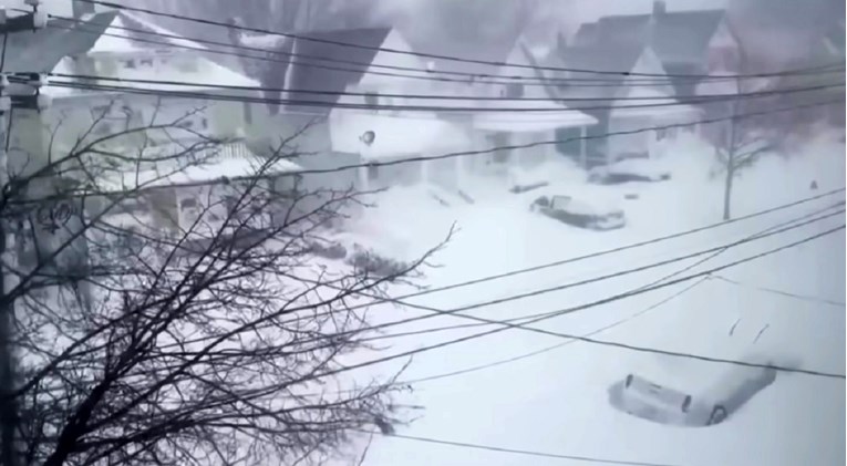 Ljudi u SAD-u nađeni smrznuti u autima, nanosima snijega... Povijesna oluja još traje