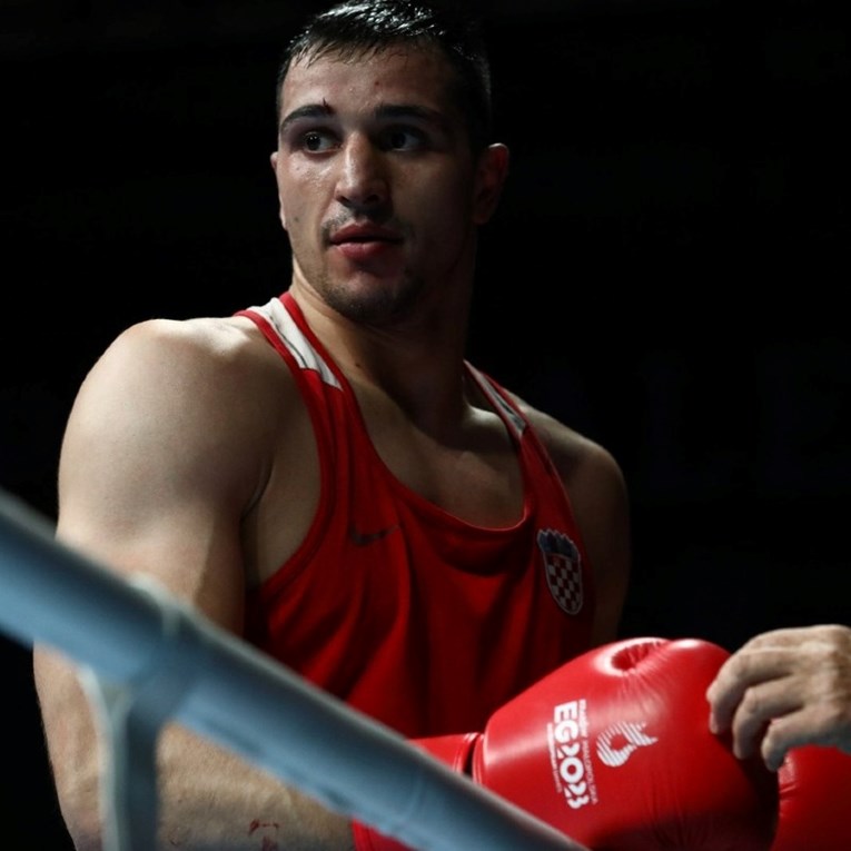 Milun teško nokautiran u prvoj rundi boksačkog spektakla