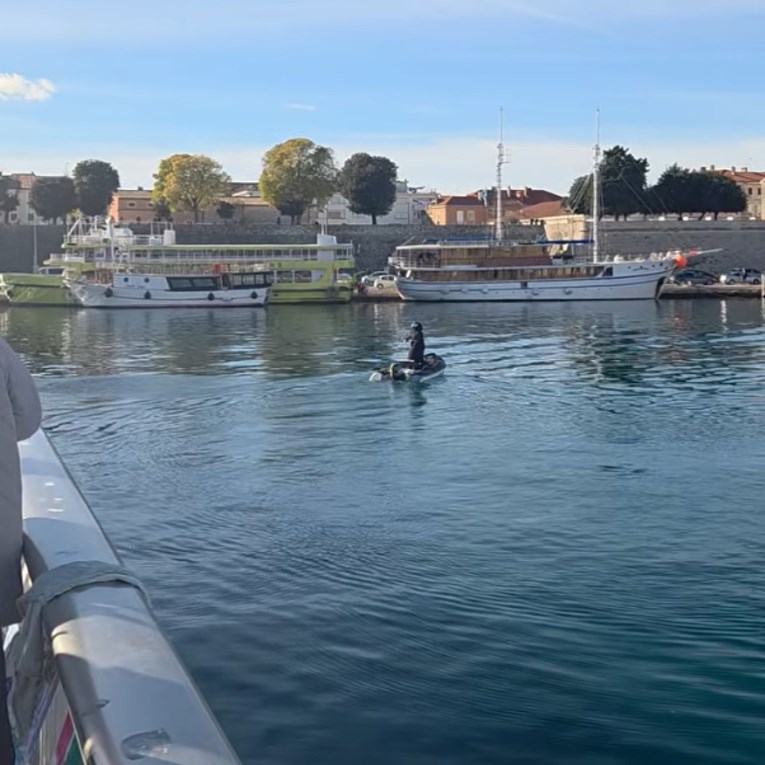 VIDEO U Zadru gliserom doplovili do mosta pa prosvjednike gađali crvenom bojom