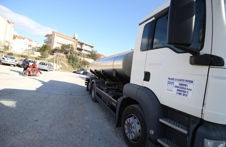 Zamućen izvor vode u Splitu. Po cijelom gradu postavljene cisterne i spremnici